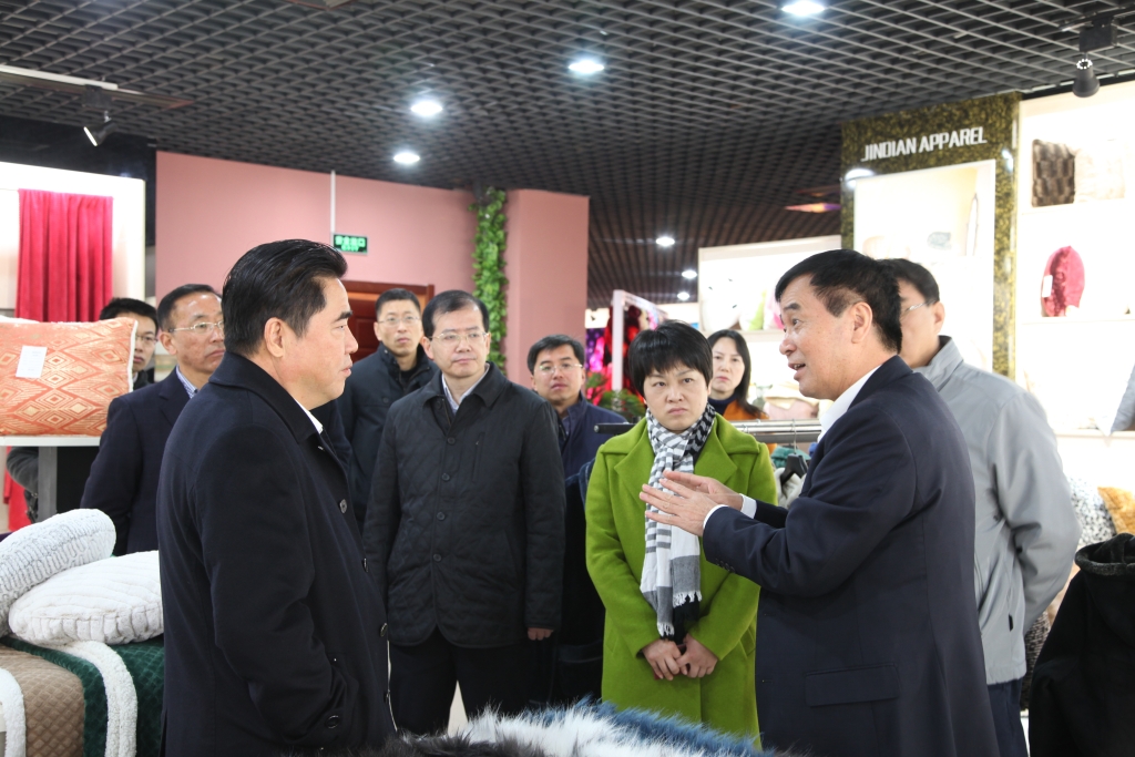 2016年11月26日，時任連云港市市長項雪龍來到飛雁毛毯有限公司調研指導工作。